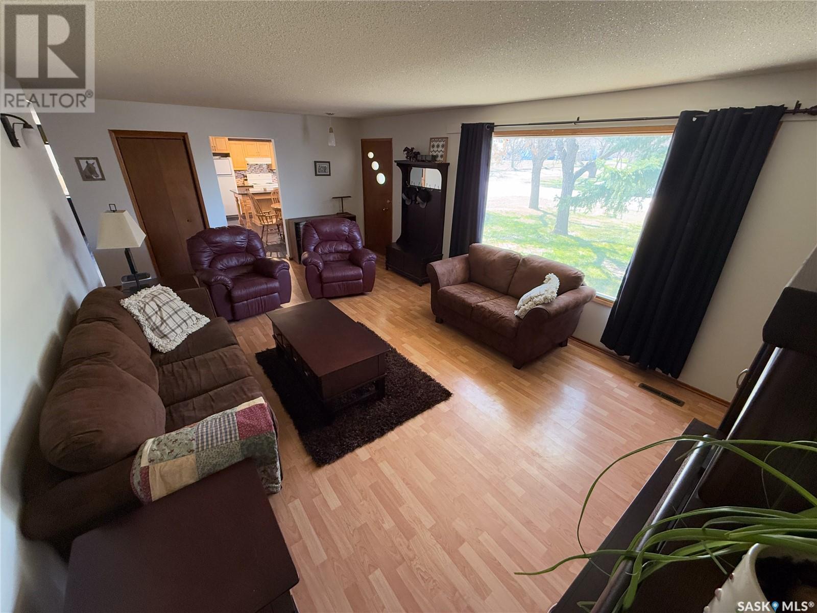 208 1St Street E, Climax, SK - Indoor Photo Showing Living Room