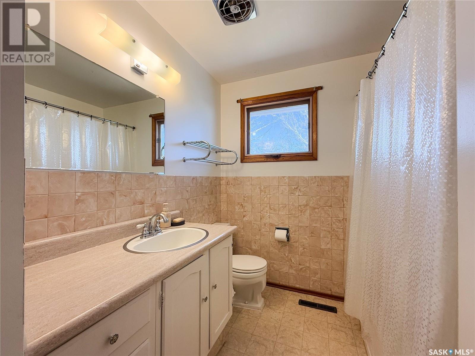 208 1St Street E, Climax, SK - Indoor Photo Showing Bathroom