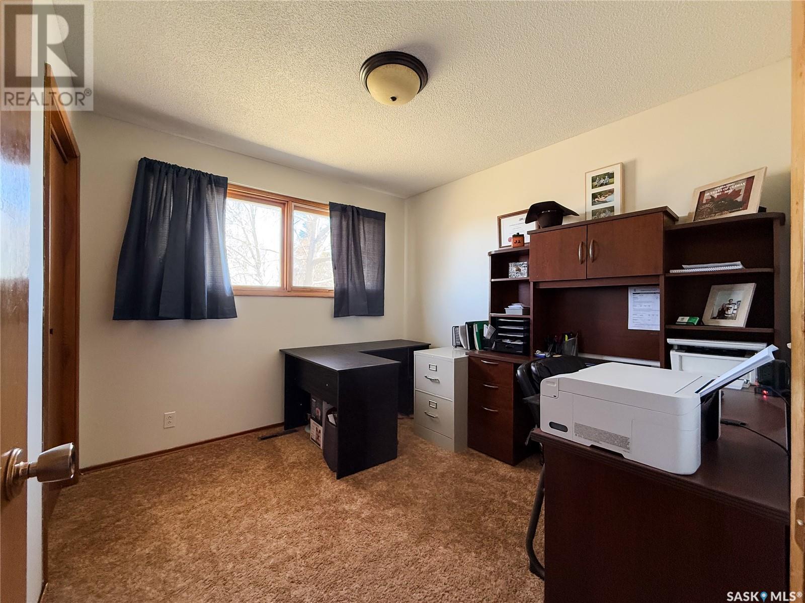 208 1St Street E, Climax, SK - Indoor