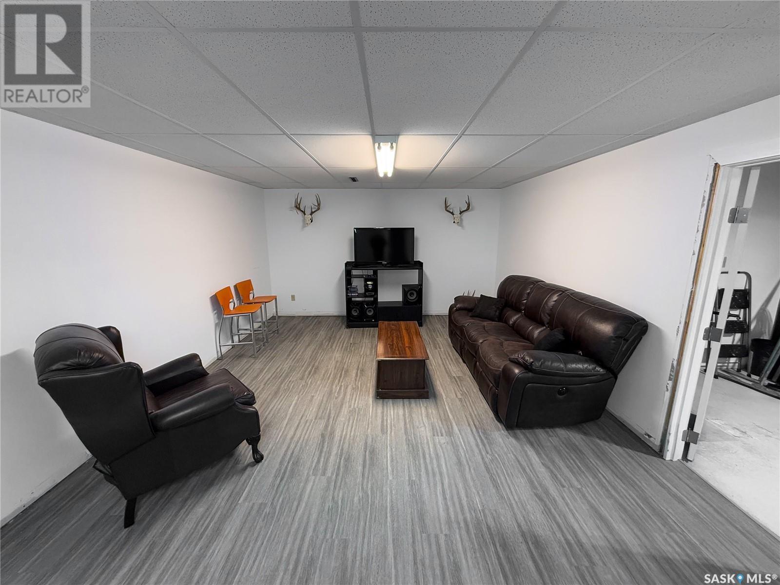 208 1St Street E, Climax, SK - Indoor