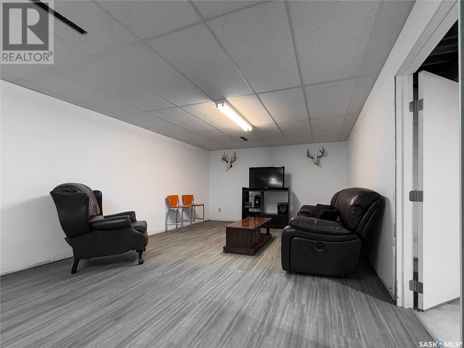 208 1St Street E, Climax, SK - Indoor