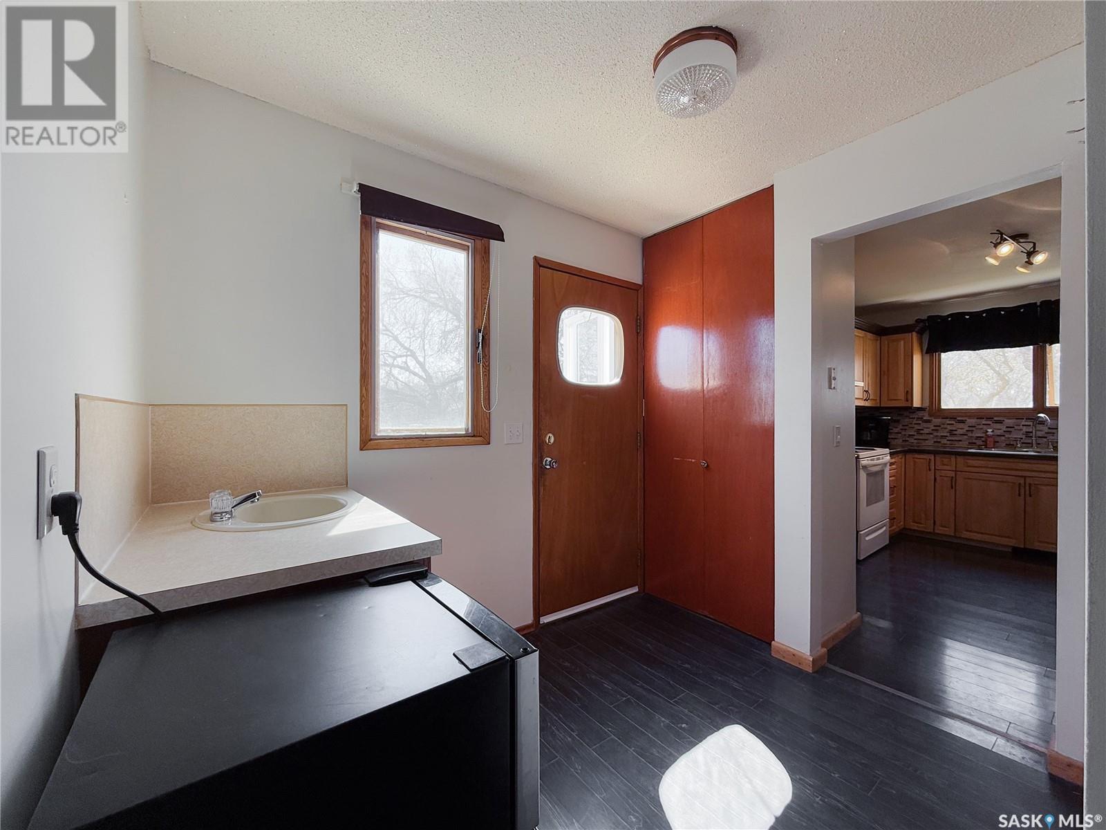 208 1St Street E, Climax, SK - Indoor