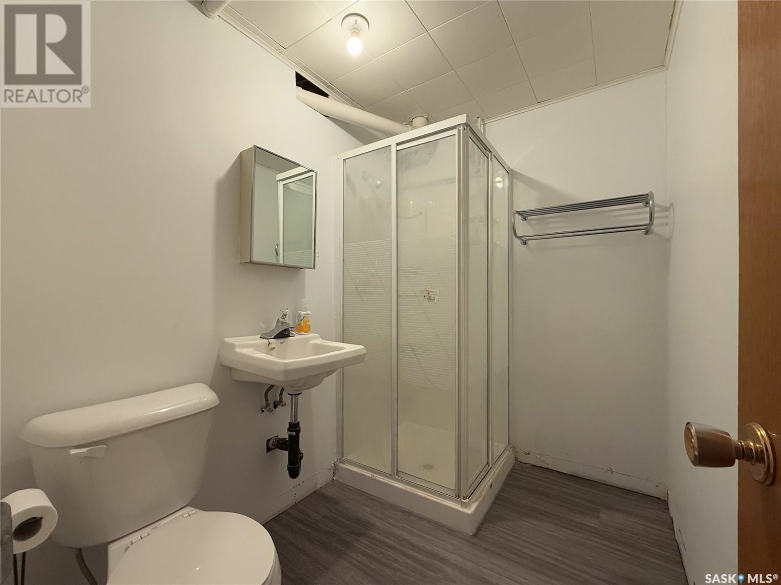 208 1St Street E, Climax, SK - Indoor Photo Showing Bathroom