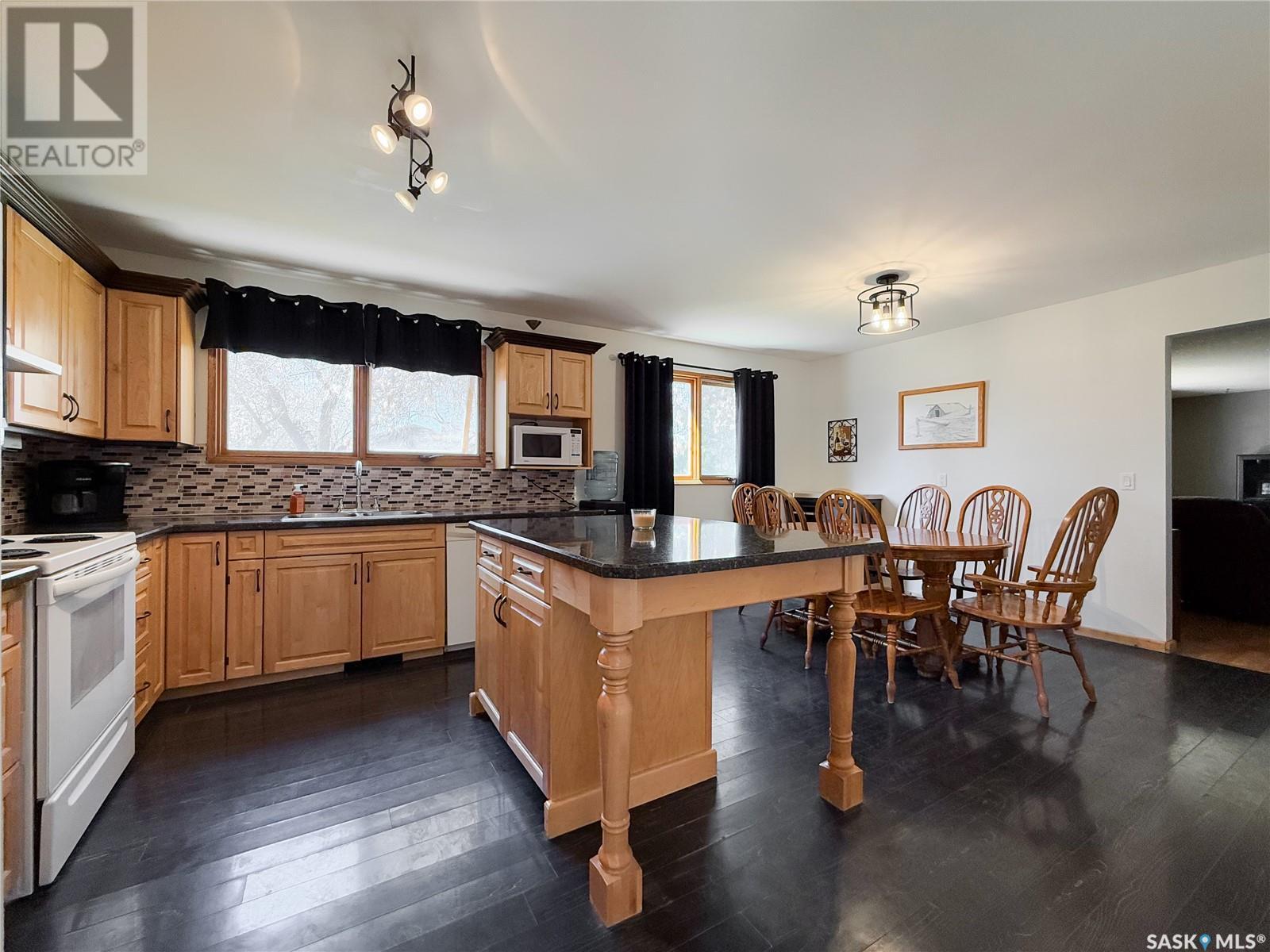 208 1St Street E, Climax, SK - Indoor Photo Showing Other Room