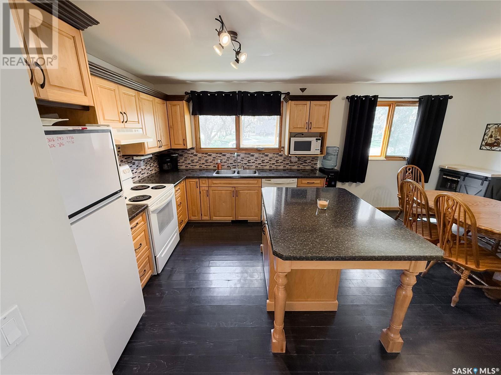 208 1St Street E, Climax, SK - Indoor Photo Showing Kitchen With Double Sink