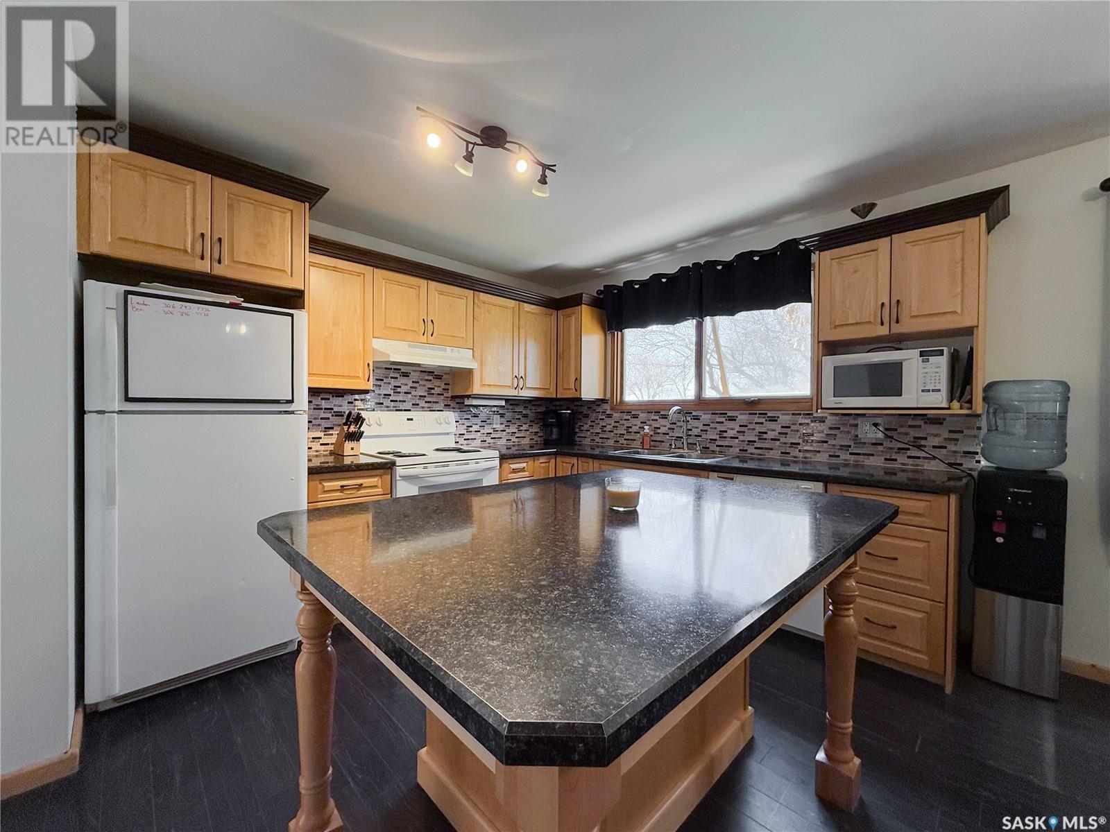 208 1St Street E, Climax, SK - Indoor Photo Showing Kitchen
