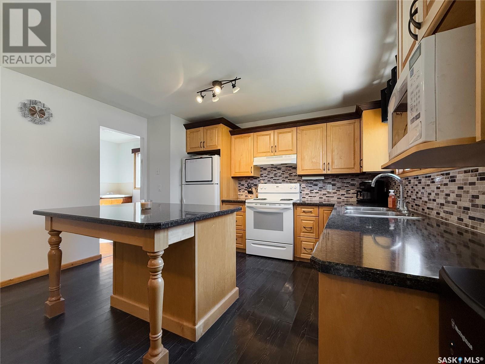 208 1St Street E, Climax, SK - Indoor Photo Showing Kitchen With Double Sink