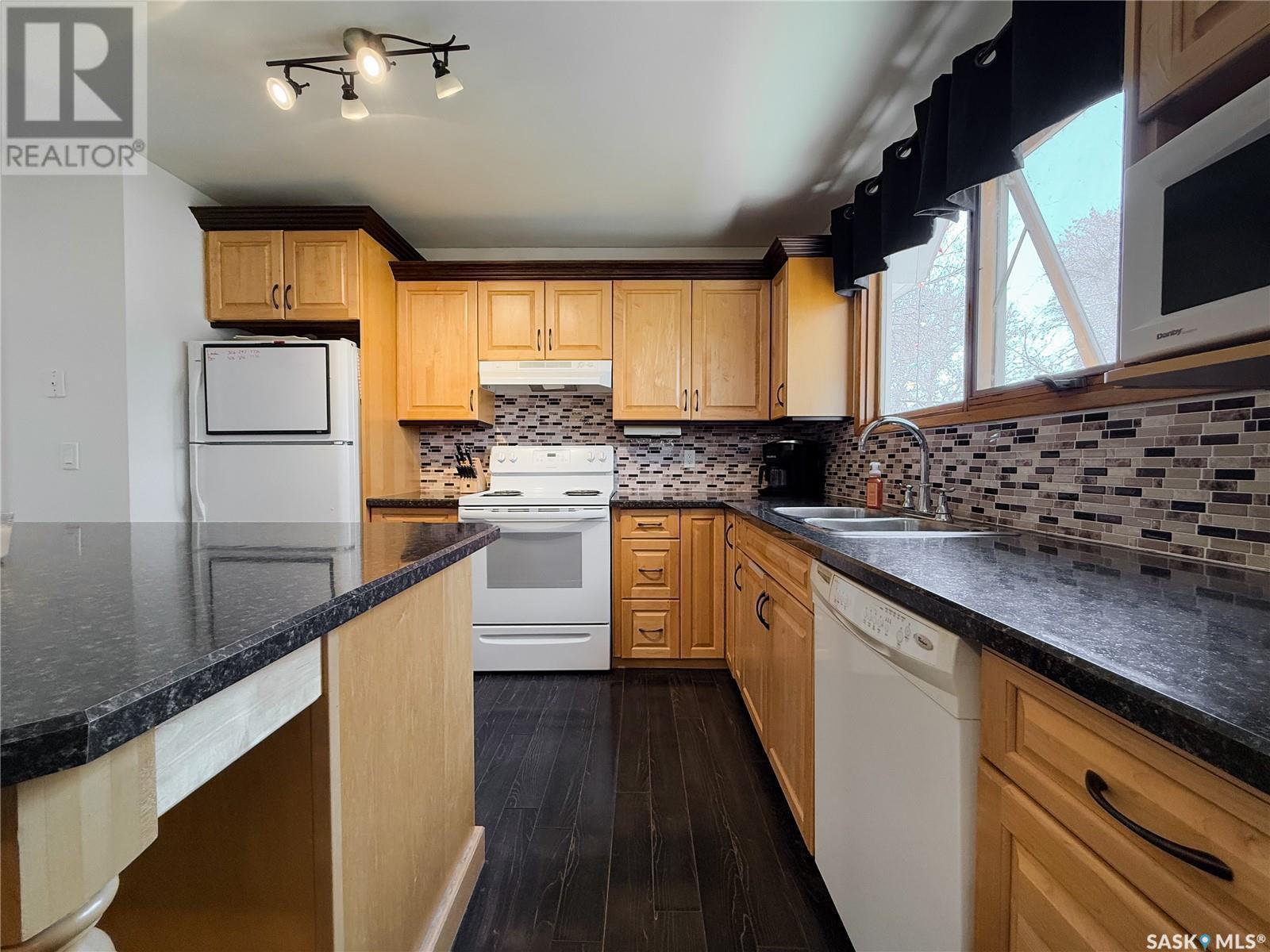208 1St Street E, Climax, SK - Indoor Photo Showing Kitchen With Double Sink
