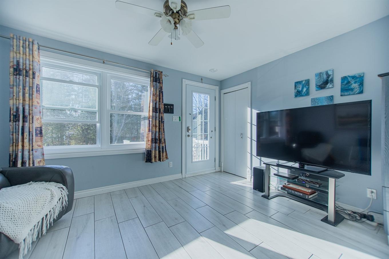 Salon - 700 Rue Des Pâquerettes, Chertsey, QC - Indoor