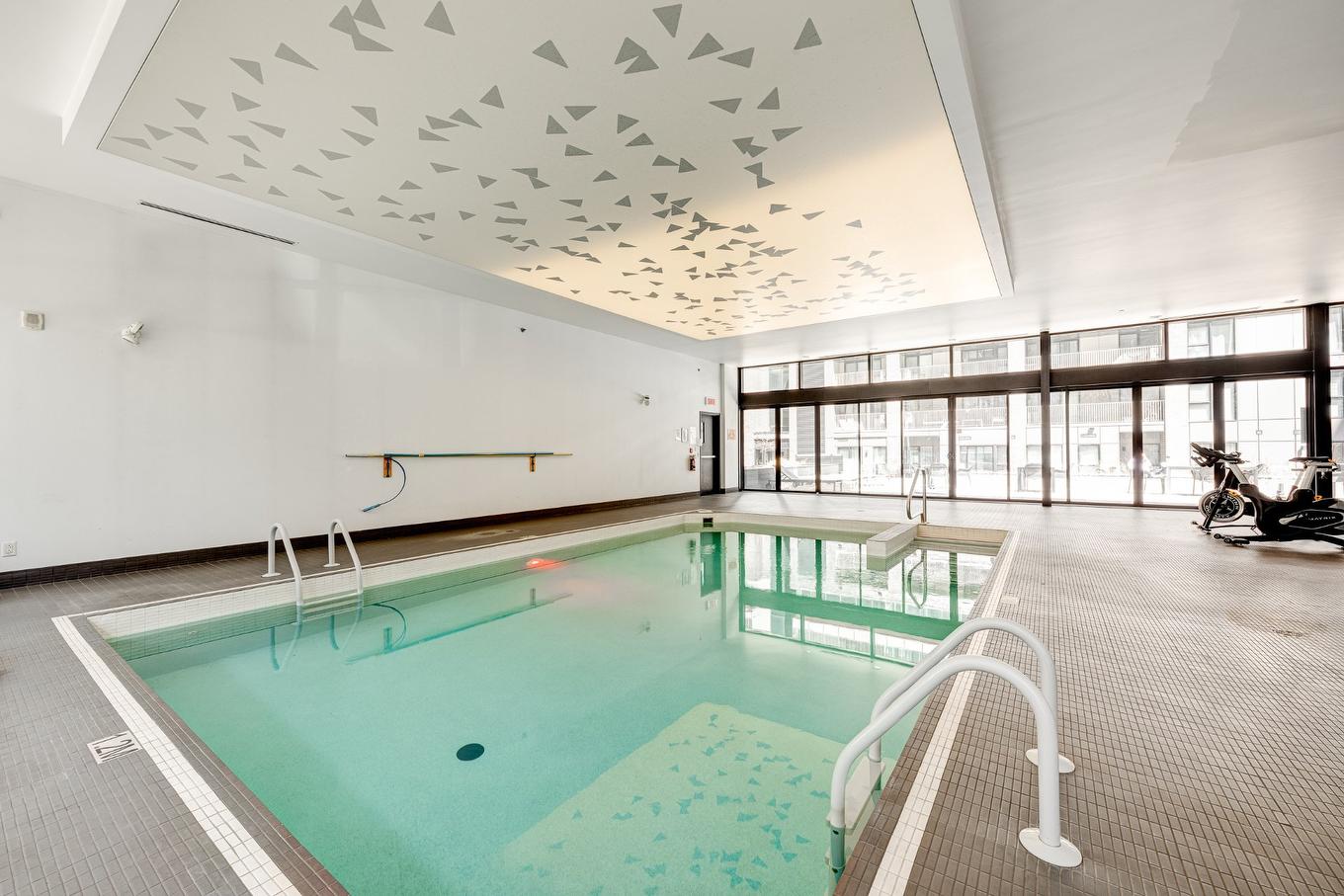 Piscine - 117-170 Rue Rioux, Montréal (Le Sud-Ouest), QC - Indoor Photo Showing Other Room With In Ground Pool