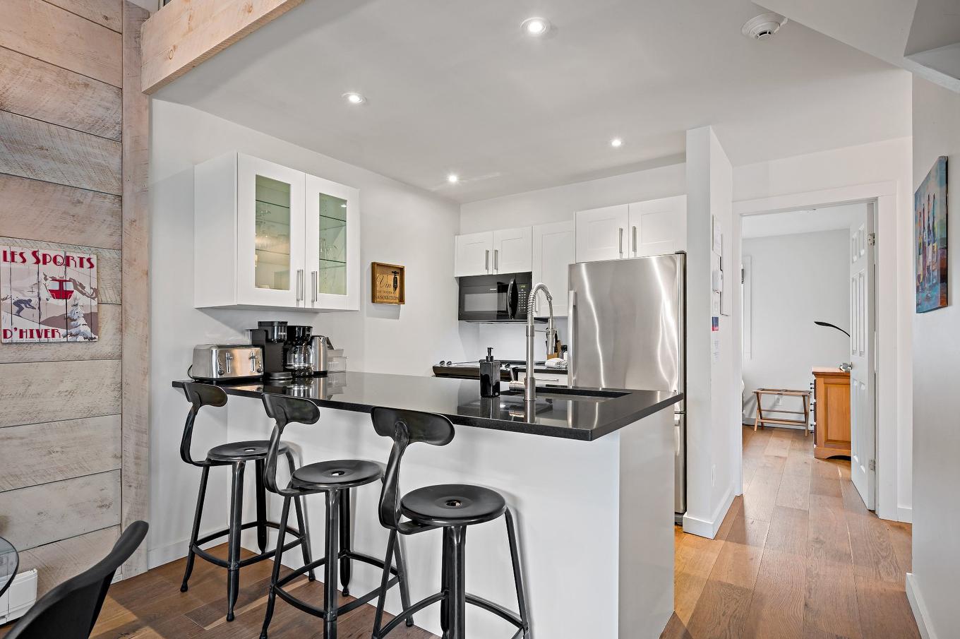 Dinette - 439-237 Ch. De Lac-Tremblant-Nord, Mont-Tremblant, QC - Indoor Photo Showing Kitchen
