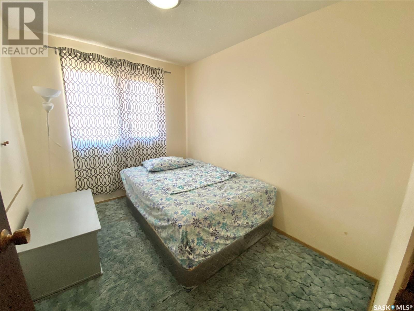 209 3Rd Avenue W, Frontier, SK - Indoor Photo Showing Bedroom