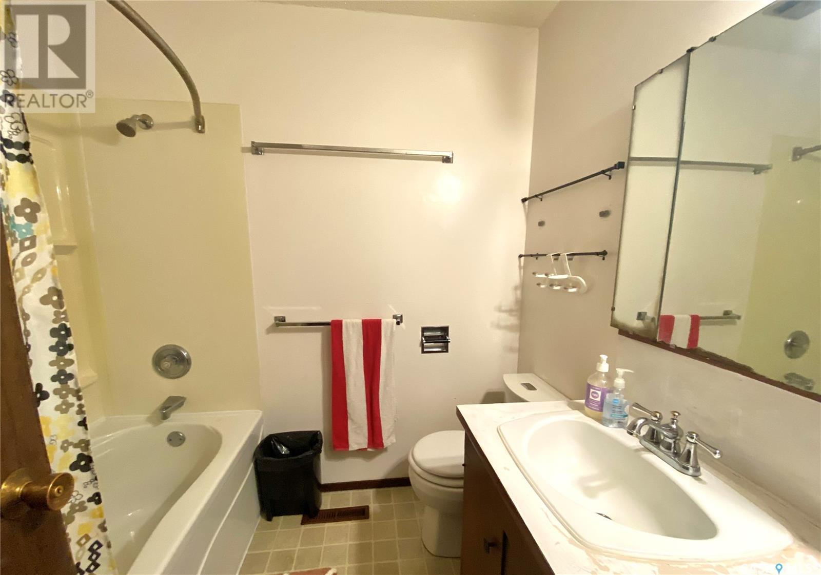 209 3Rd Avenue W, Frontier, SK - Indoor Photo Showing Bathroom