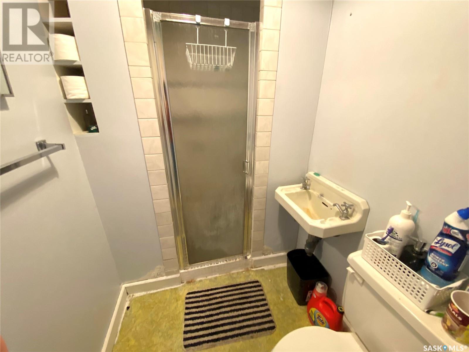 209 3Rd Avenue W, Frontier, SK - Indoor Photo Showing Bathroom