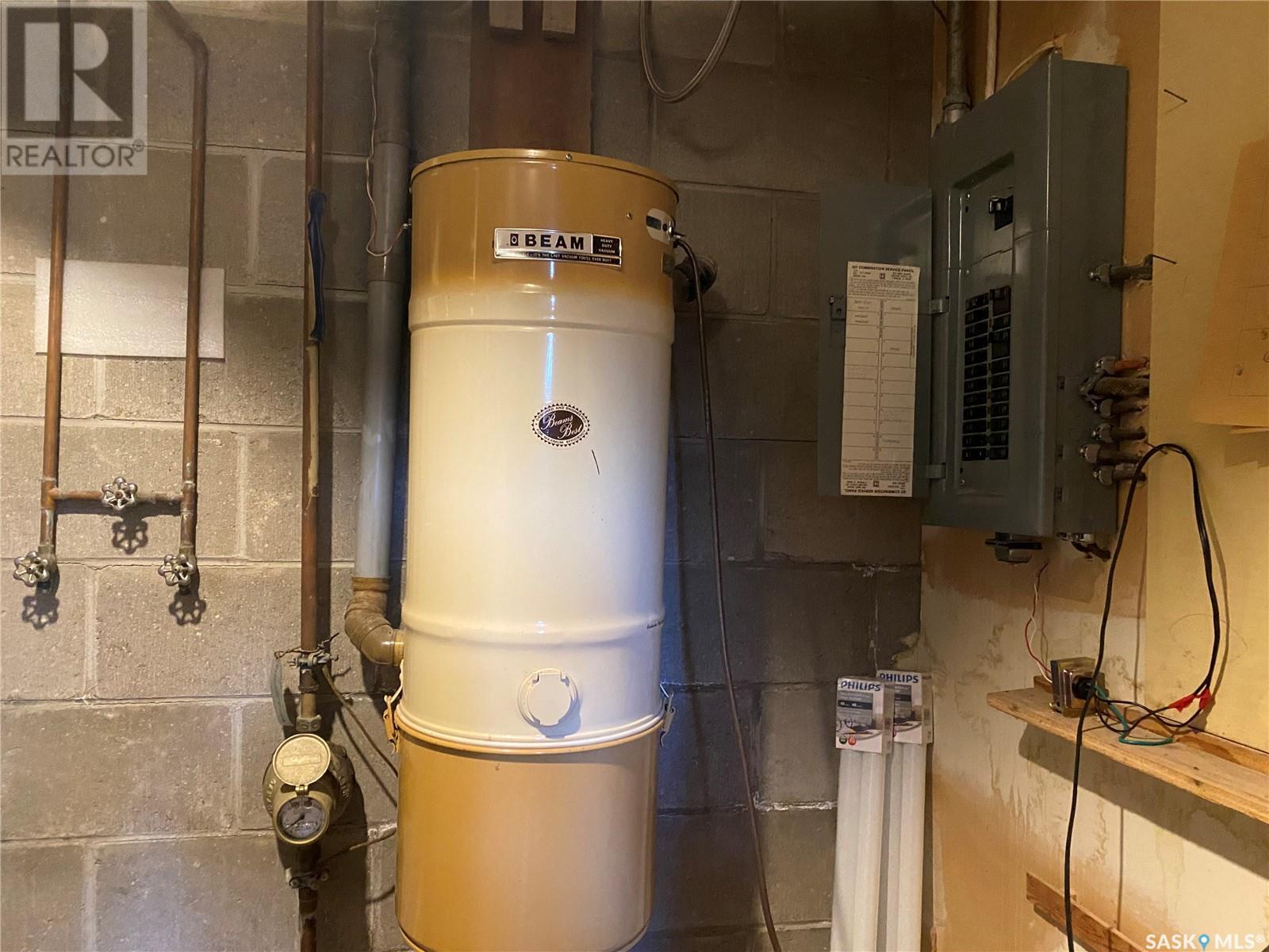 209 3Rd Avenue W, Frontier, SK - Indoor Photo Showing Basement