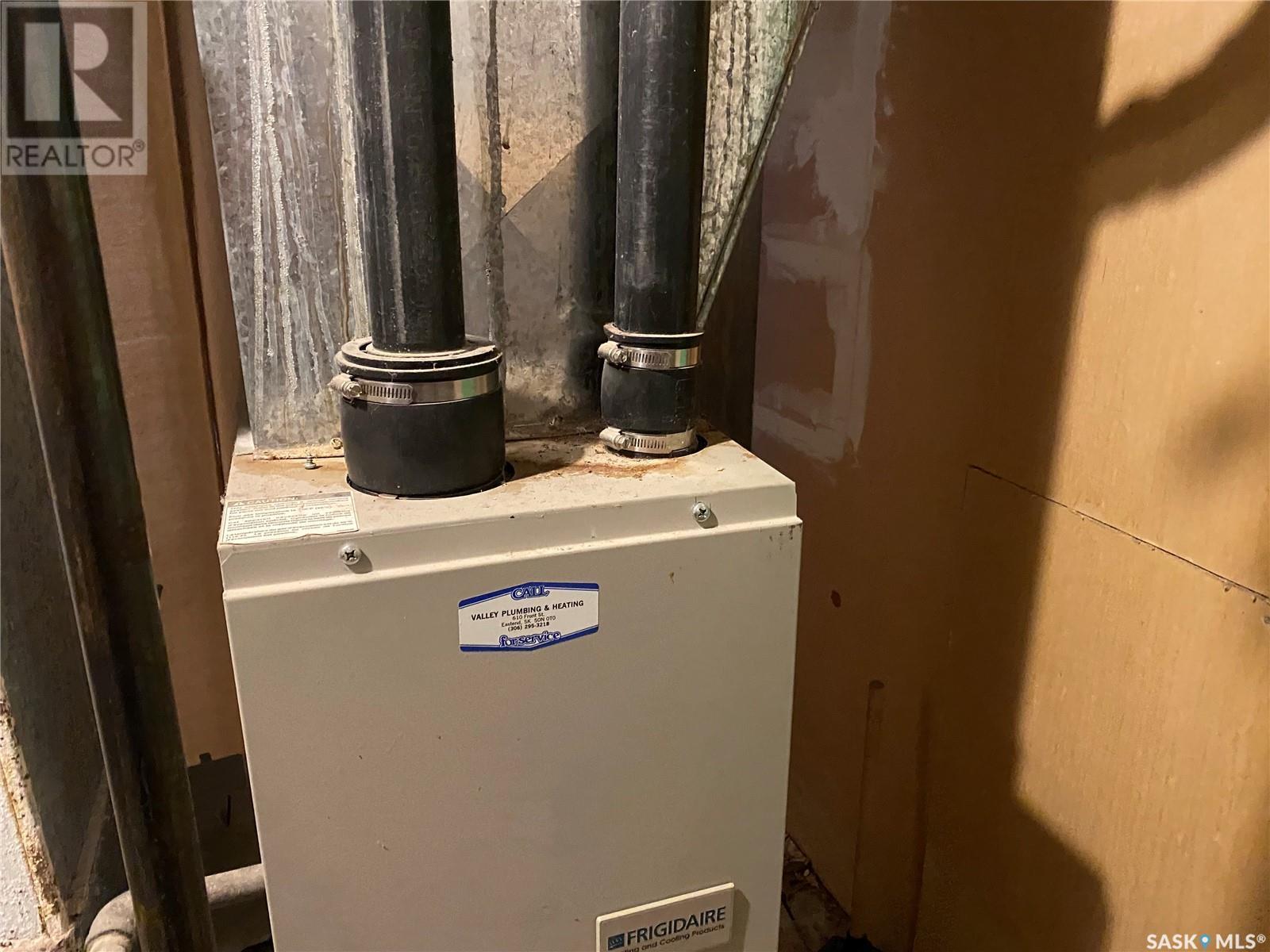 209 3Rd Avenue W, Frontier, SK - Indoor Photo Showing Basement