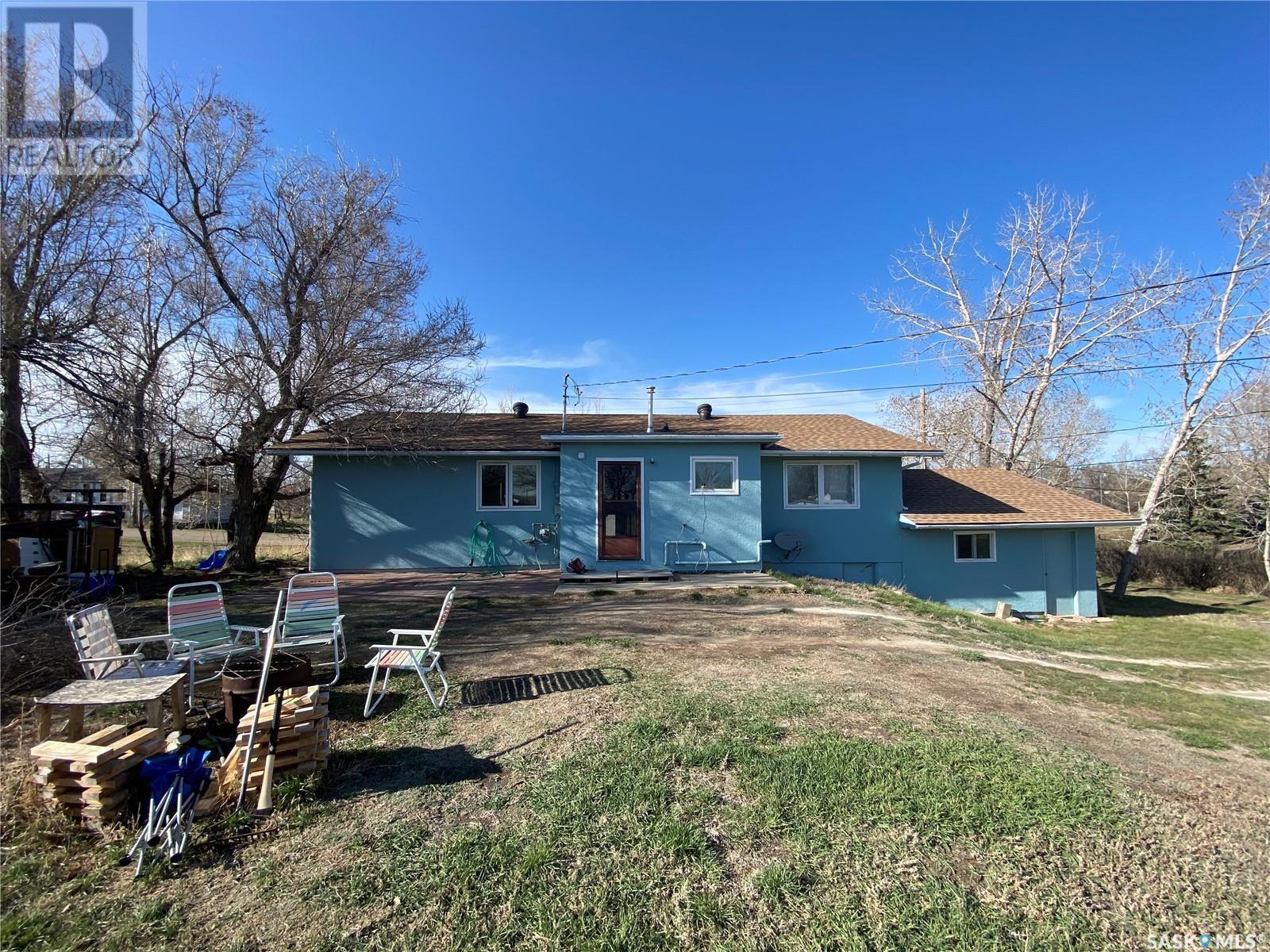209 3Rd Avenue W, Frontier, SK - Outdoor