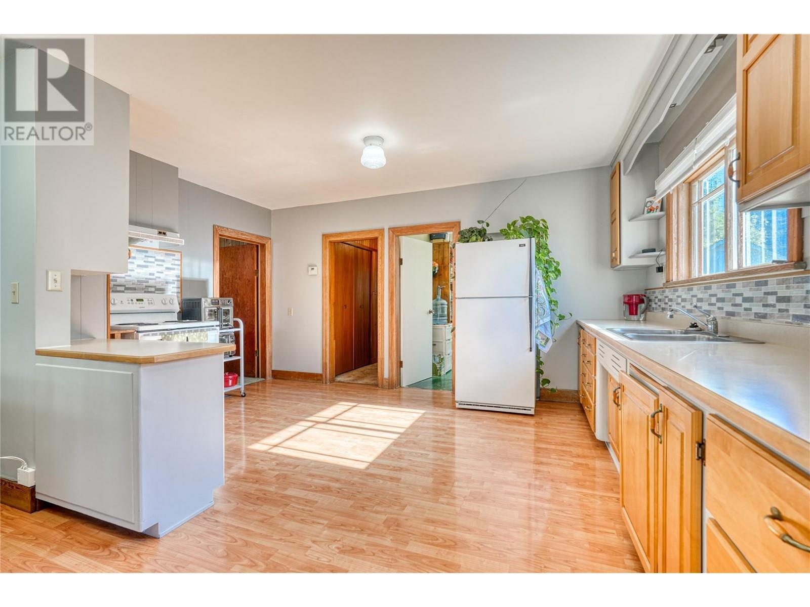 9 Harbour Key Drive, Osoyoos, BC - Indoor Photo Showing Kitchen