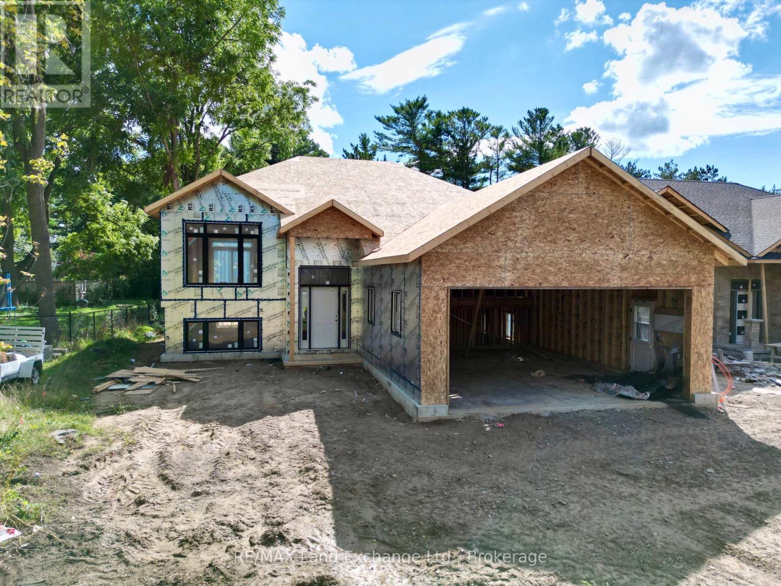 1227 Sqft Home - Finished Up & Down - 660 Devonshire Road, Saugeen Shores, ON - Outdoor