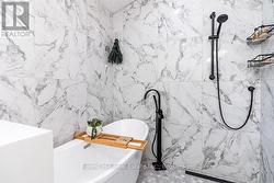 Primary ensuite (5pc) -