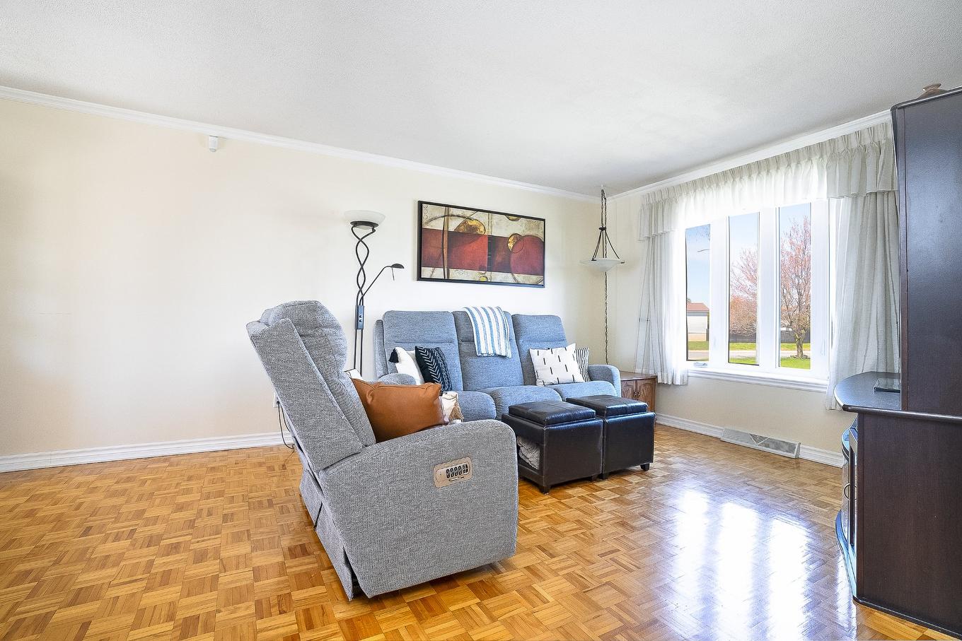 Living room - 754 Rue Golbourn, Longueuil (Greenfield Park), QC - Indoor Photo Showing Living Room