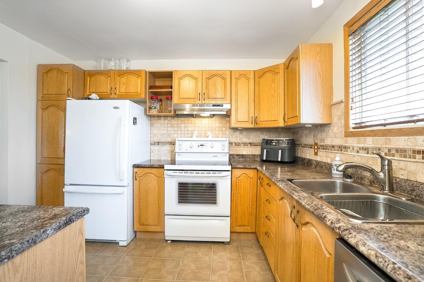 Kitchen - 754 Rue Golbourn, Longueuil (Greenfield Park), QC - Indoor Photo Showing Kitchen With Double Sink