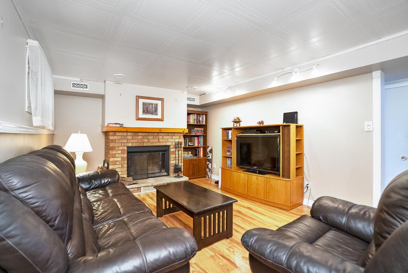 Family room - 754 Rue Golbourn, Longueuil (Greenfield Park), QC - Indoor Photo Showing Living Room With Fireplace
