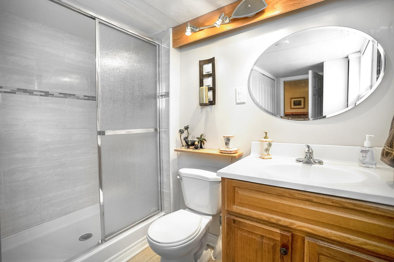 Bathroom - 754 Rue Golbourn, Longueuil (Greenfield Park), QC - Indoor Photo Showing Bathroom