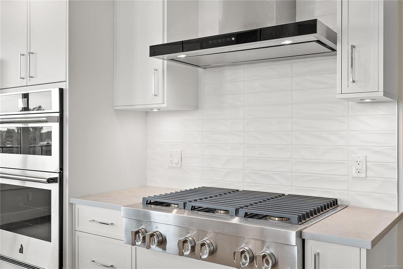 604-2520 Hackett Cres, Central Saanich, BC - Indoor Photo Showing Kitchen With Upgraded Kitchen