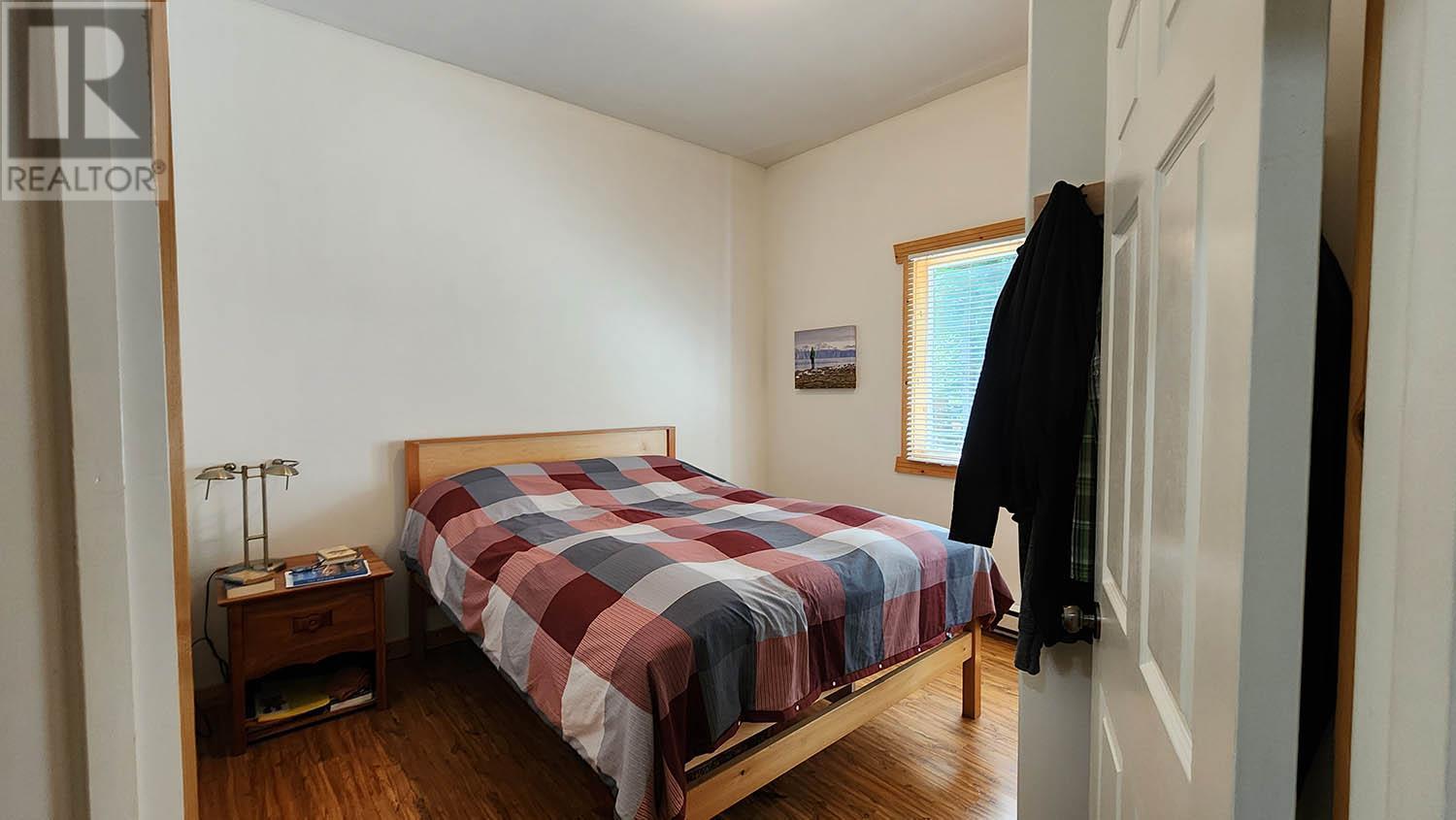 Main home bedroom - 16424 Wadds Road, Crawford Bay, BC - Indoor Photo Showing Bedroom