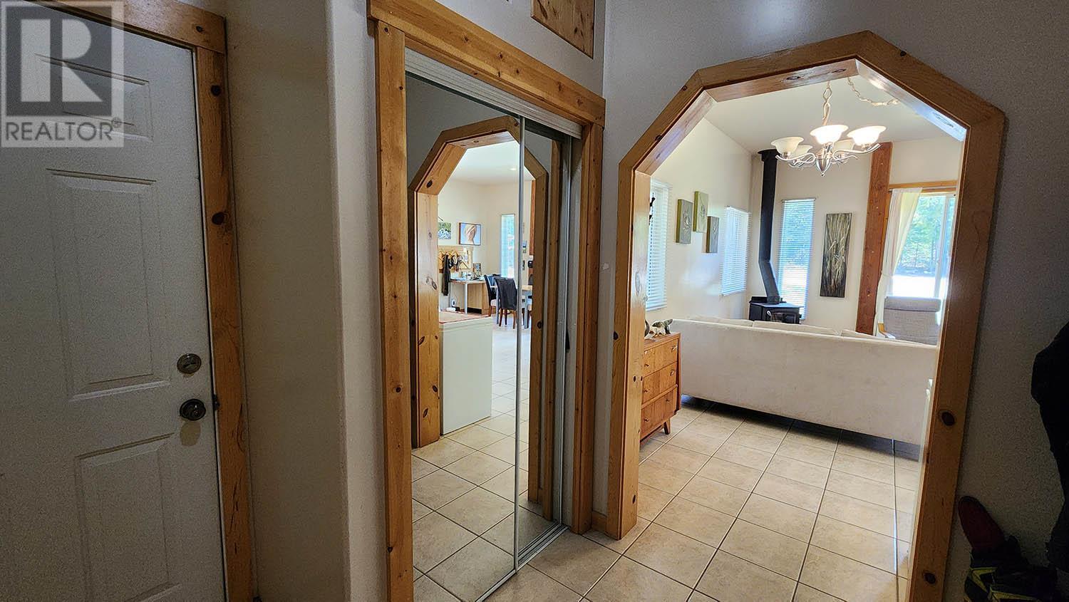 Main home hall - 16424 Wadds Road, Crawford Bay, BC - Indoor Photo Showing Other Room