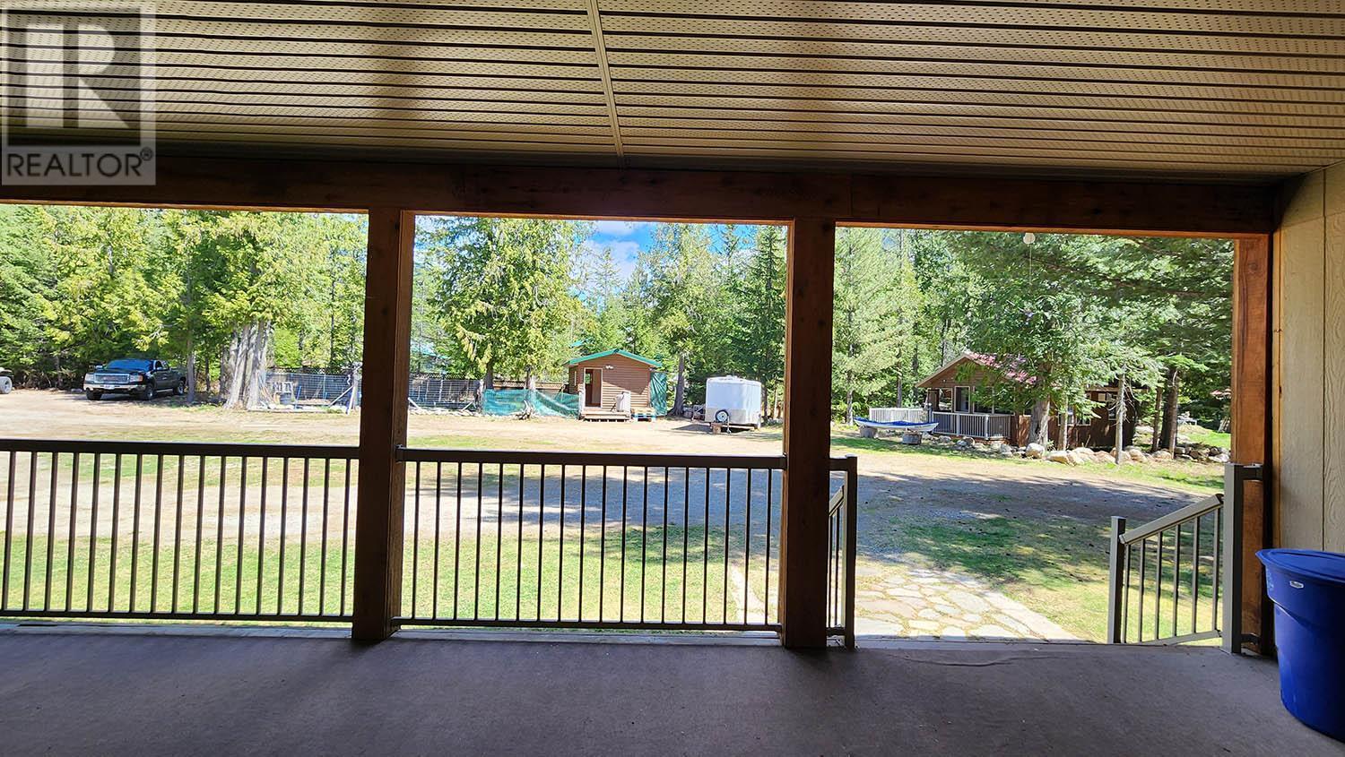 Manufactured Home porch - 16424 Wadds Road, Crawford Bay, BC - Indoor Photo Showing Other Room