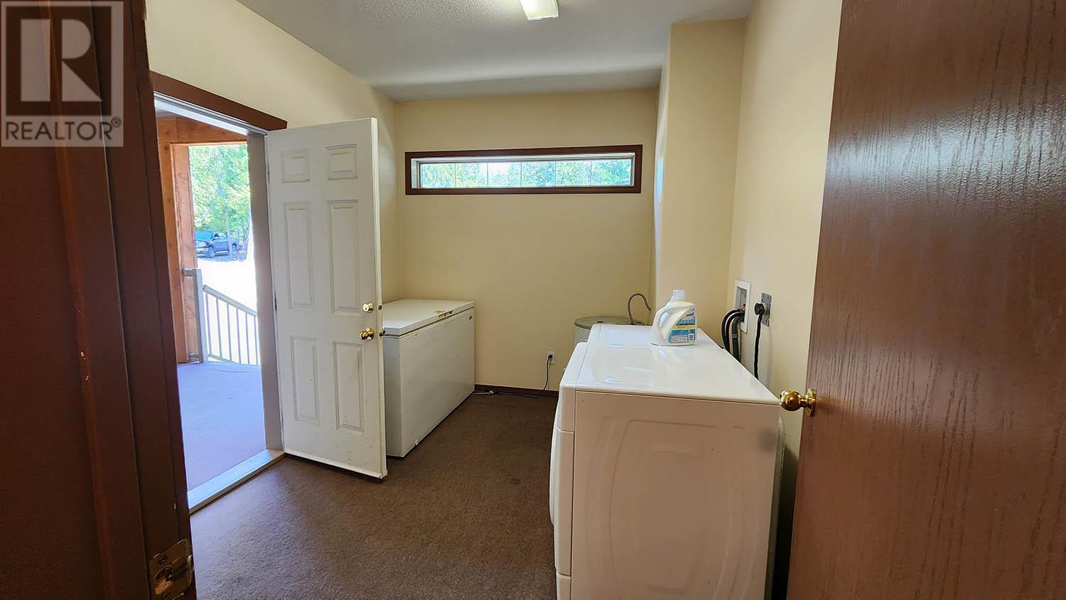 Manufactured Home laundry - 16424 Wadds Road, Crawford Bay, BC - Indoor Photo Showing Laundry Room
