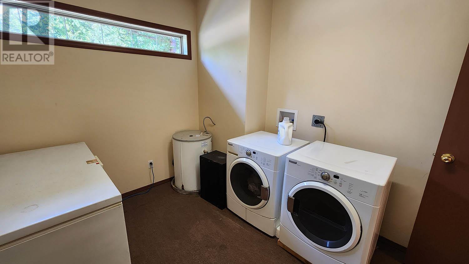 Manufactured Home laundry - 16424 Wadds Road, Crawford Bay, BC - Indoor Photo Showing Laundry Room