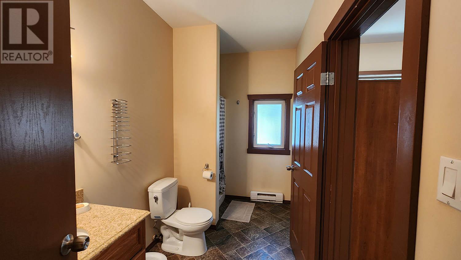 Manufactured Home ensuite bath - 16424 Wadds Road, Crawford Bay, BC - Indoor Photo Showing Bathroom