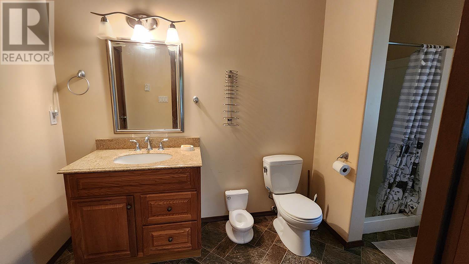 Manufactured Home ensuite bath - 16424 Wadds Road, Crawford Bay, BC - Indoor Photo Showing Bathroom
