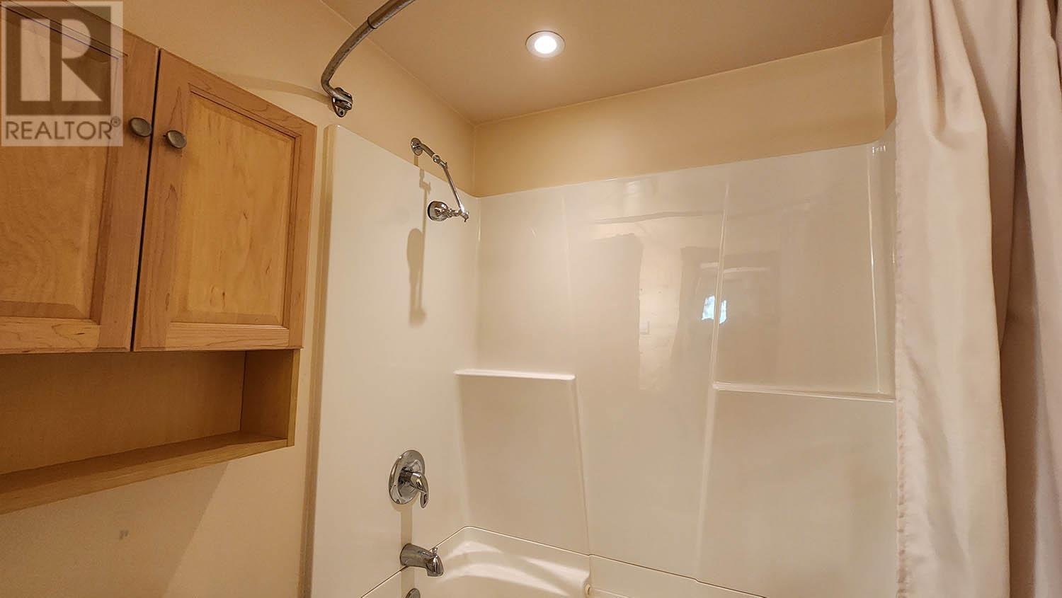 Manufactured Home main bath - 16424 Wadds Road, Crawford Bay, BC - Indoor Photo Showing Bathroom