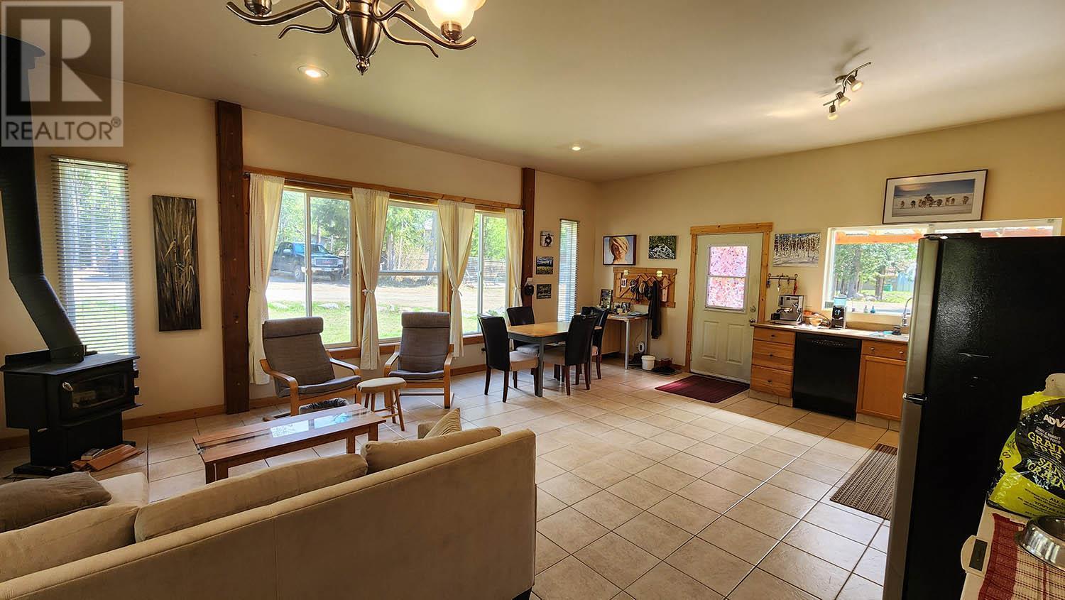 Main home interior, main room - 16424 Wadds Road, Crawford Bay, BC - Indoor Photo Showing Living Room