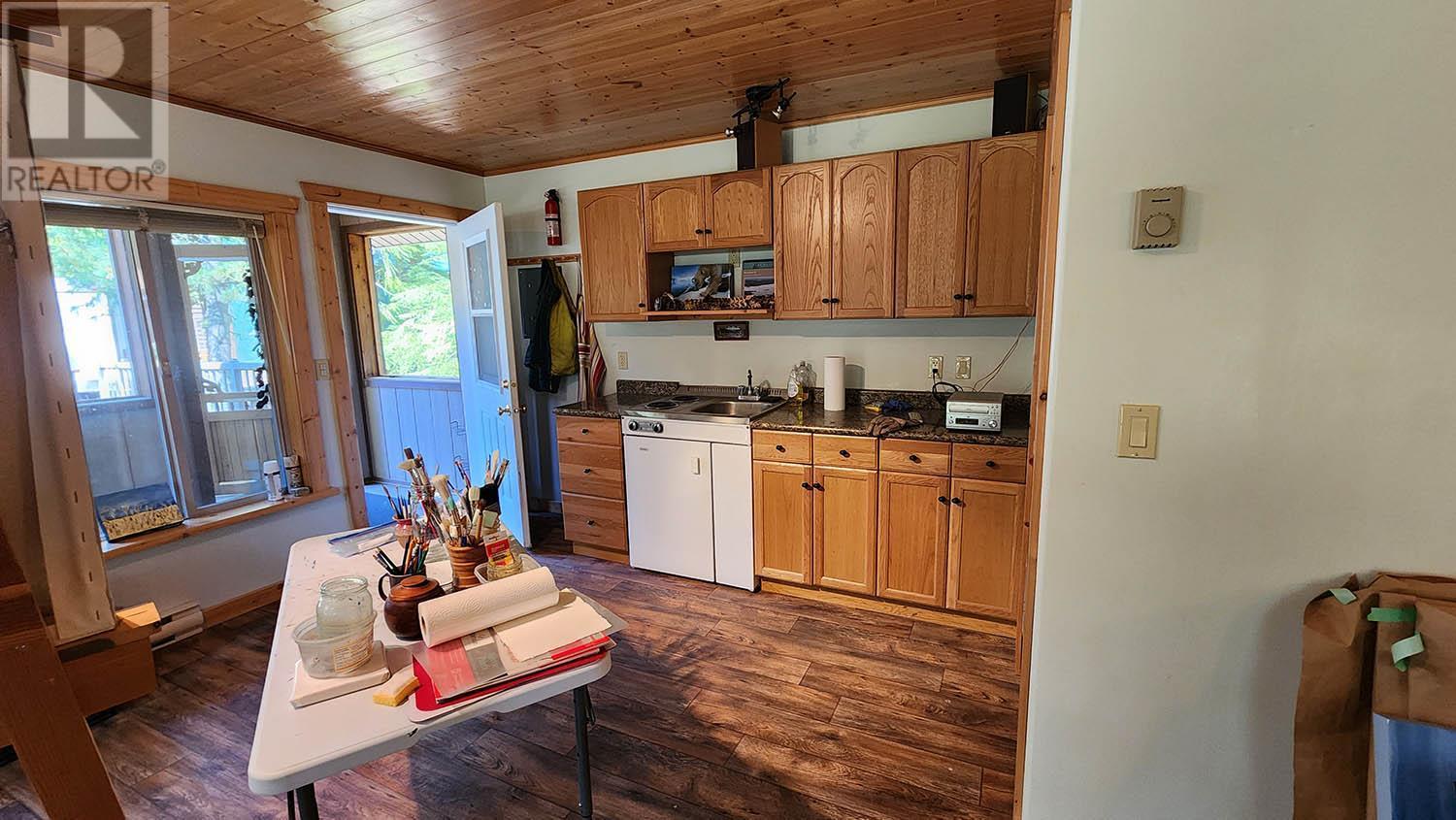 Second cabin interior - 16424 Wadds Road, Crawford Bay, BC - Indoor Photo Showing Kitchen