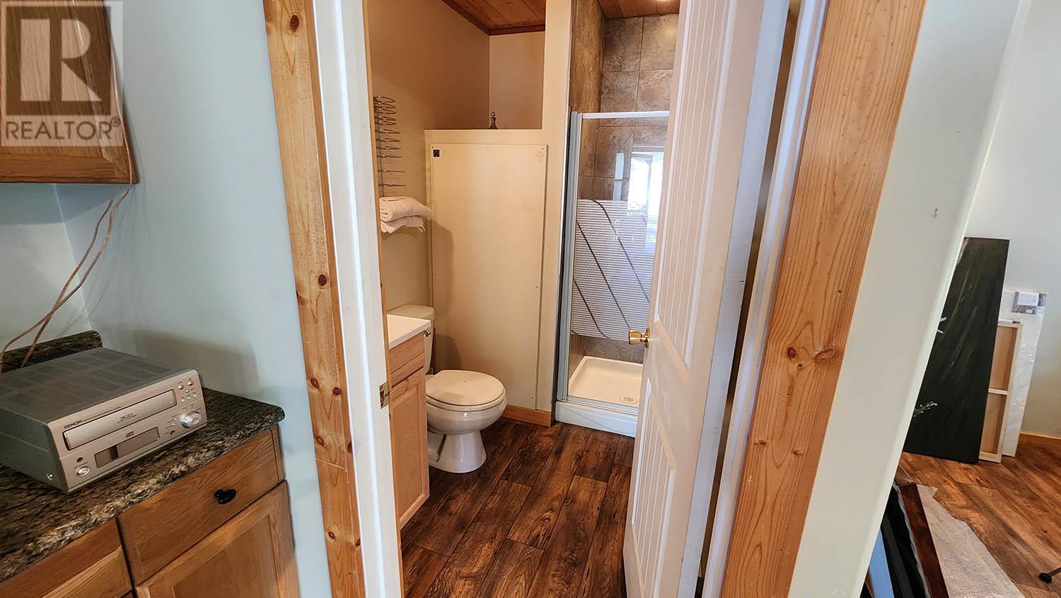 Second cabin bath - 16424 Wadds Road, Crawford Bay, BC - Indoor Photo Showing Bathroom