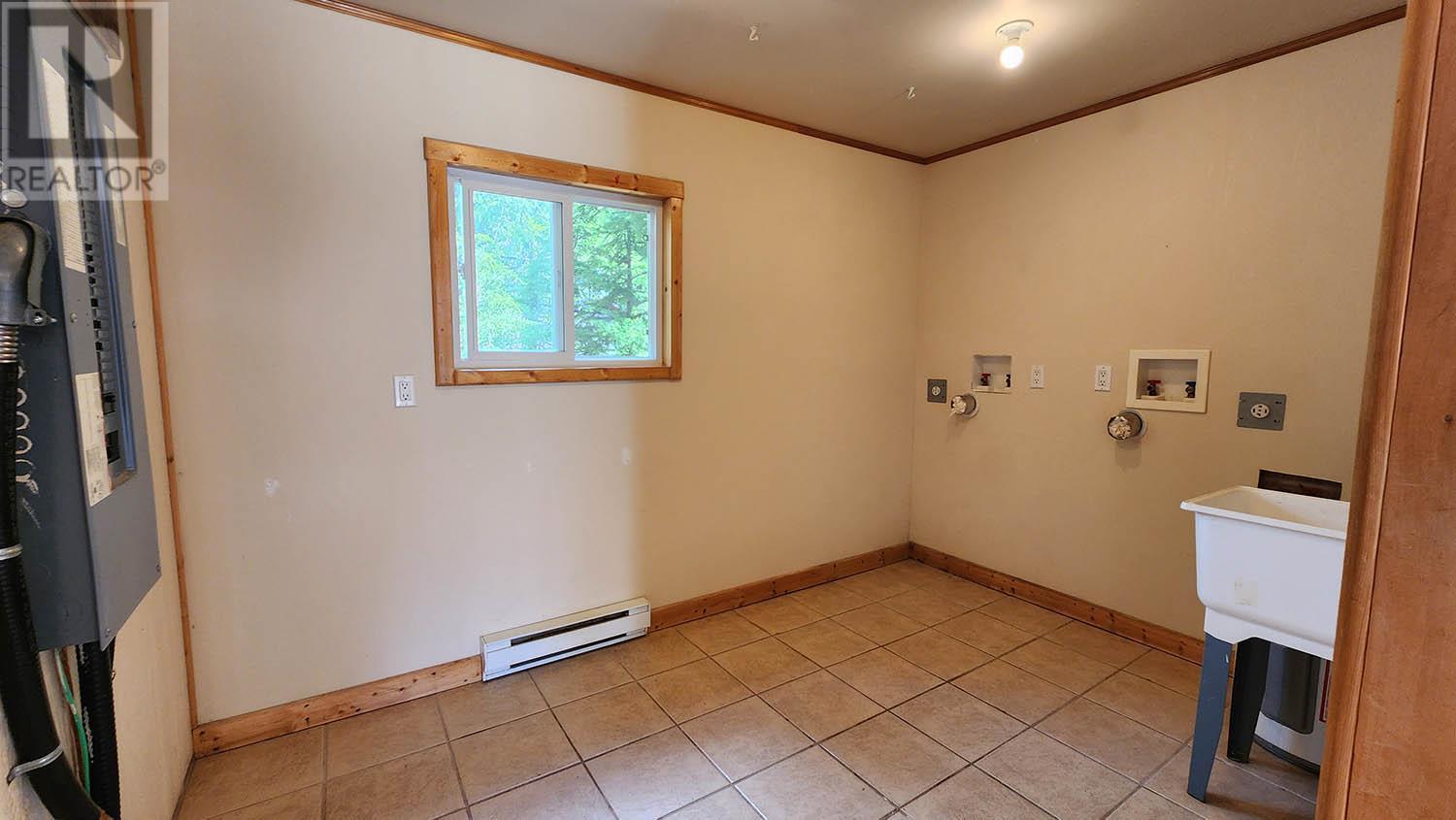 Office/Laundry cabin - 16424 Wadds Road, Crawford Bay, BC - Indoor Photo Showing Other Room