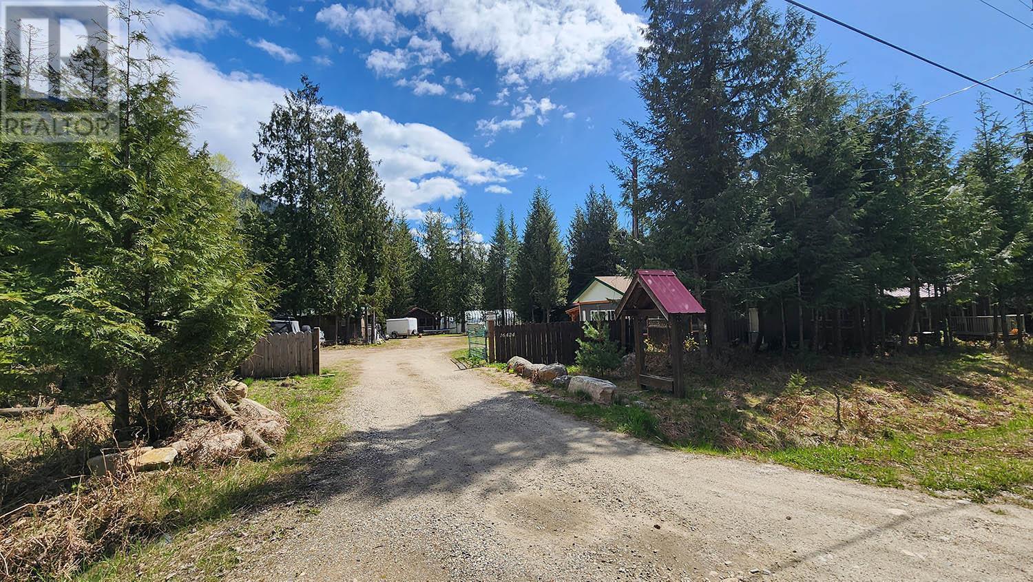 Property entry/gate - 16424 Wadds Road, Crawford Bay, BC - Outdoor
