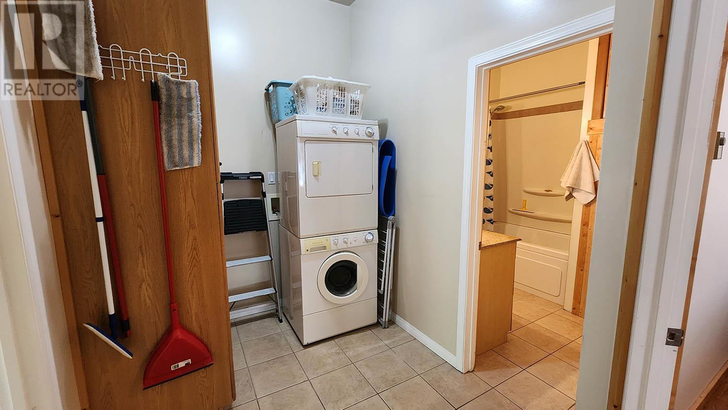 Main home, laundry - 16424 Wadds Road, Crawford Bay, BC - Indoor Photo Showing Laundry Room