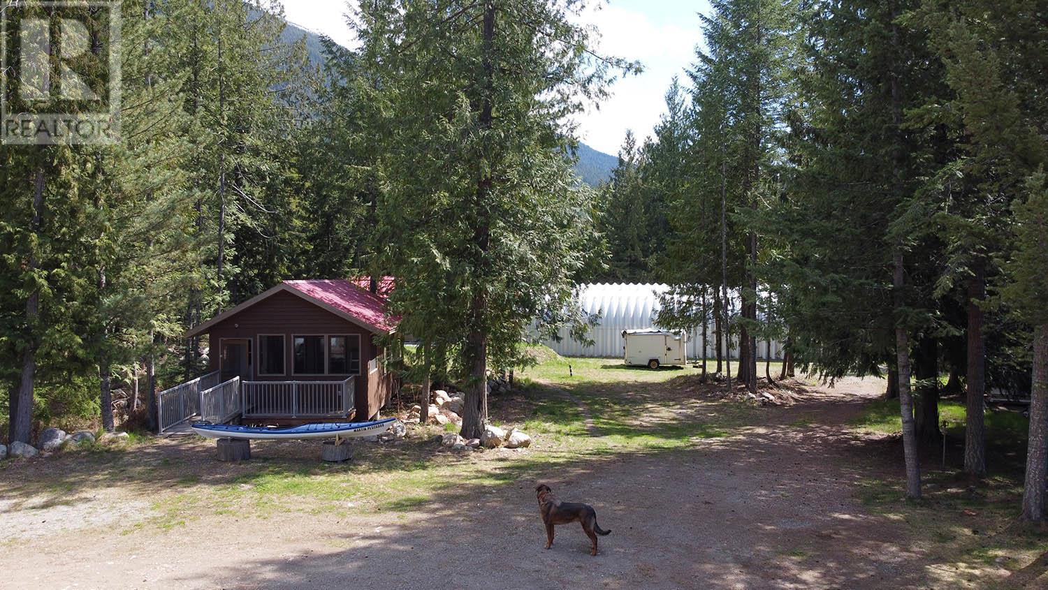 Second cabin and court - 16424 Wadds Road, Crawford Bay, BC - Outdoor