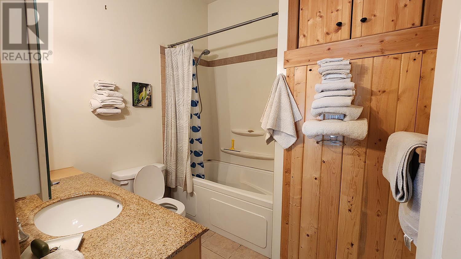 Main home bath - 16424 Wadds Road, Crawford Bay, BC - Indoor Photo Showing Bathroom