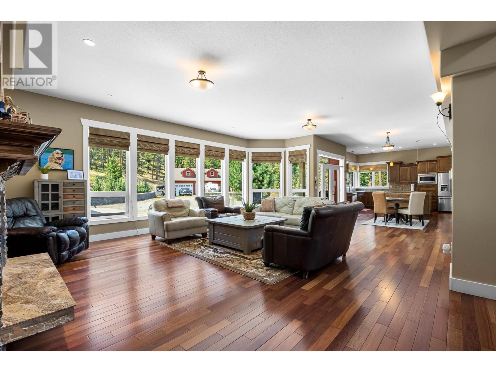 2555 Pratt Road, Kamloops, BC - Indoor Photo Showing Living Room