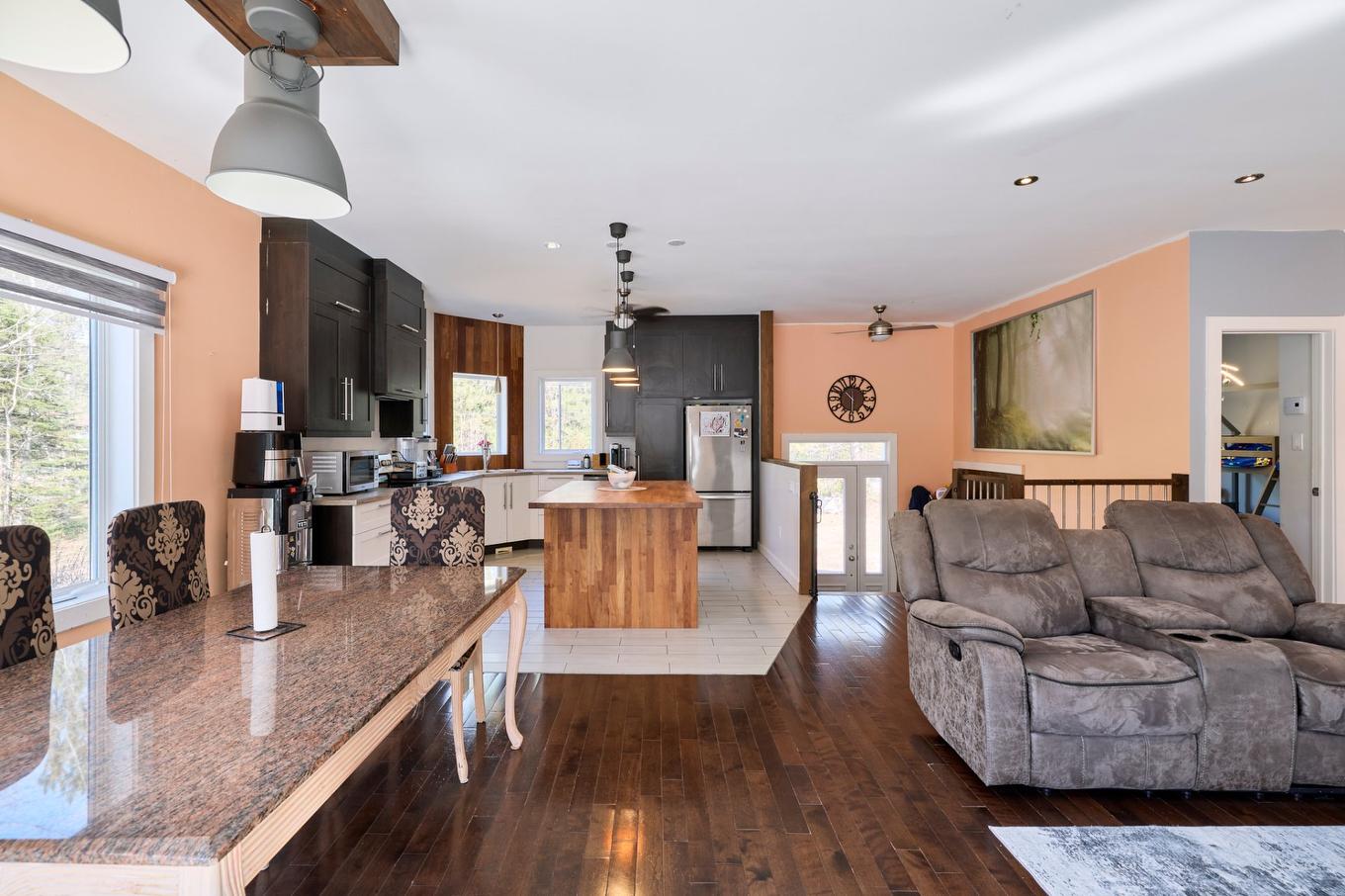 Vue d'ensemble - 6 Ch. De L'Aquarelle, Saint-Donat, QC - Indoor Photo Showing Living Room