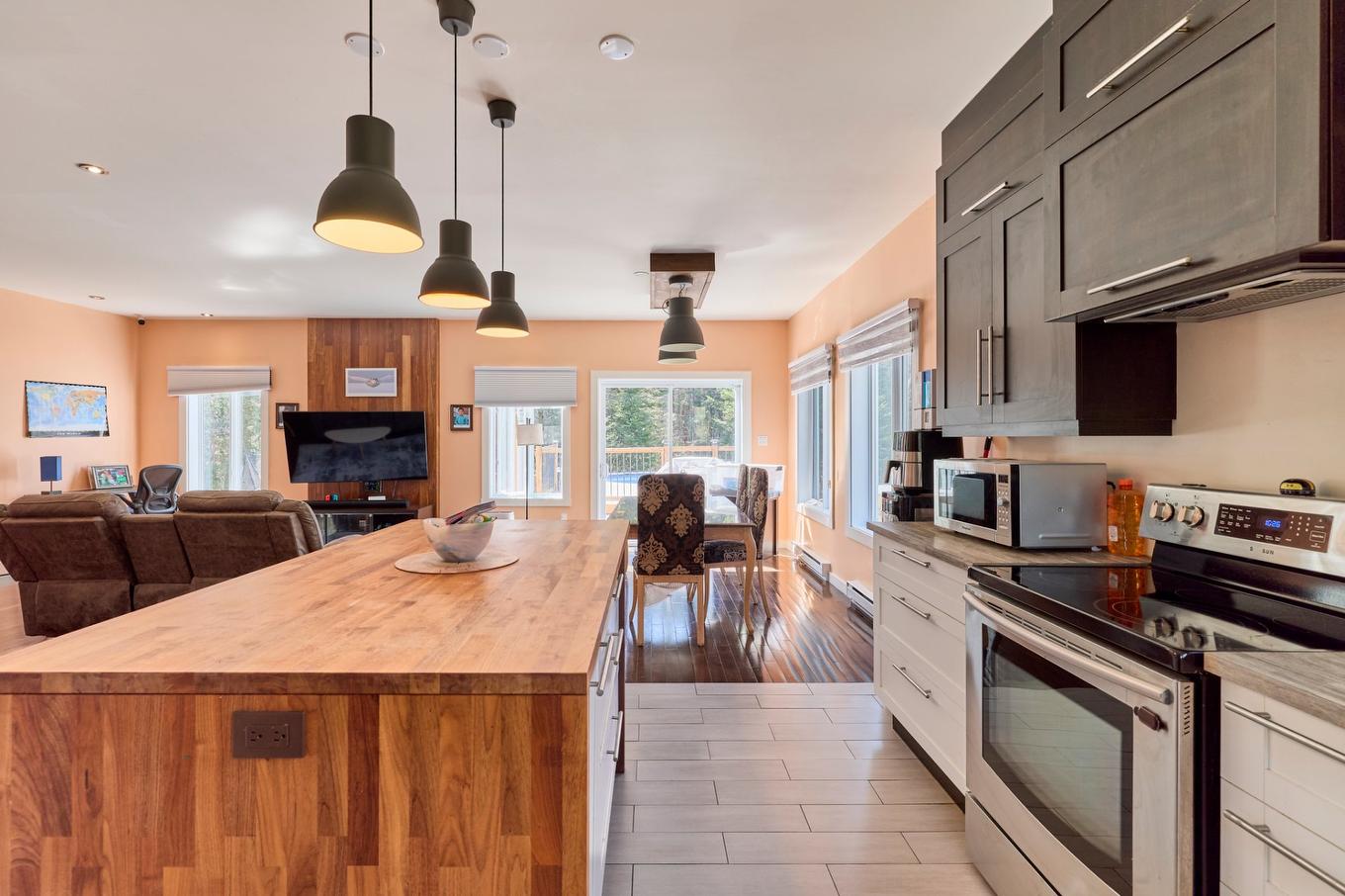 Cuisine - 6 Ch. De L'Aquarelle, Saint-Donat, QC - Indoor Photo Showing Kitchen