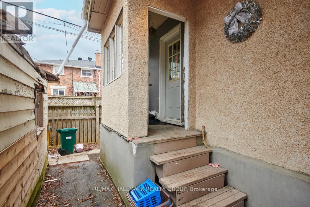 Main level 1 Bedroom apartment entrance. - 189 Devonshire Place, Ottawa, ON