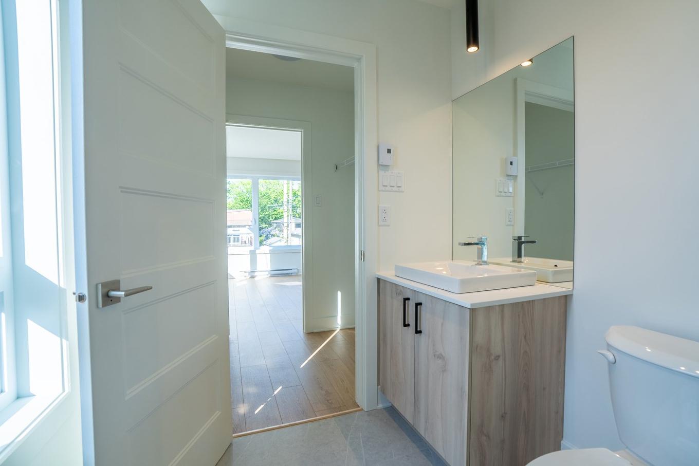 Bathroom - 10867 Av. Leblanc, Montréal (Montréal-Nord), QC - Indoor Photo Showing Bathroom